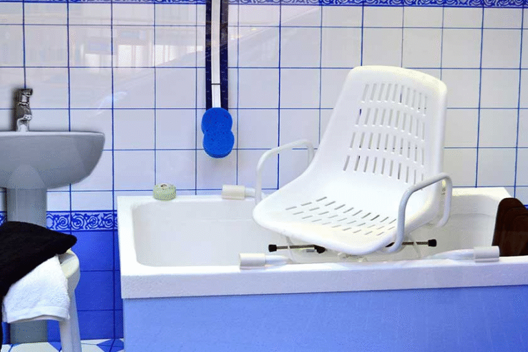 Top Benefits of Using Shower Chairs for the Elderly in Daily Hygiene